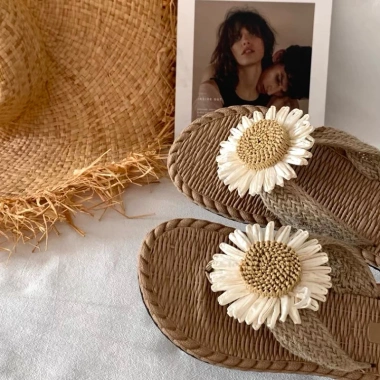 Dép lê cói 2 quai ngang hoa cúc to, siêu nhẹ, chống trơn trượt, phong cách vintage du lịch biển hè retro - Giá 89.570 VND 4