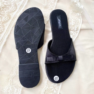 Dép lê nữ thời trang quai nơ nhỏ, bọc lụa đen sang chảnh – Giá chỉ 159.000₫