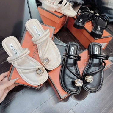 Dép nữ sandal đế mềm mại chống trượt, đi biển du lịch mẫu mới D047 giá 172k 3 Dép nữ sandal đế mềm mại chống trượt, đi biển du lịch mẫu mới D047 giá 172k 3