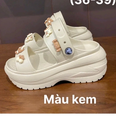 Dép quai hậu nữ đế cao xinh, sandal đi học kèm charm ngẫu nhiên - Giá 75.000₫