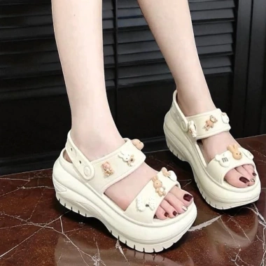 Dép quai hậu nữ đế cao xinh, sandal đi học kèm charm ngẫu nhiên - Giá 75.000₫