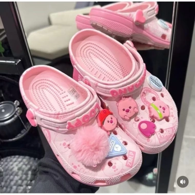Dép sandal nhựa đính charm dễ thương cho nữ – Siêu nhẹ êm chân, xinh đi học, đi chơi giá 323k 4 Dép sandal nhựa đính charm dễ thương cho nữ – Siêu nhẹ êm chân, xinh đi học, đi chơi giá 323k 4
