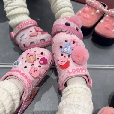 Dép sandal nhựa đính charm dễ thương cho nữ – Siêu nhẹ êm chân, xinh đi học, đi chơi giá 323k