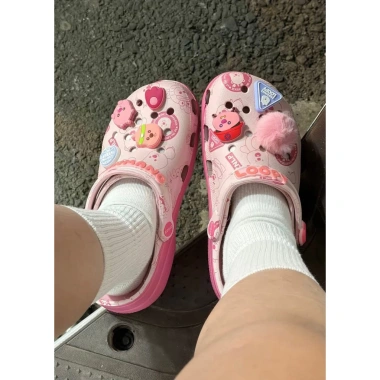Dép sandal nhựa đính charm dễ thương cho nữ – Siêu nhẹ êm chân, xinh đi học, đi chơi giá 323k 7 Dép sandal nhựa đính charm dễ thương cho nữ – Siêu nhẹ êm chân, xinh đi học, đi chơi giá 323k 7