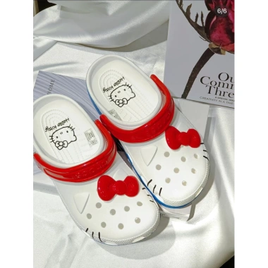 Dép Sục Crocs Hello Kitty Quai Đỏ - Tặng Charm, Giá 655k, Giảm Đến 20%