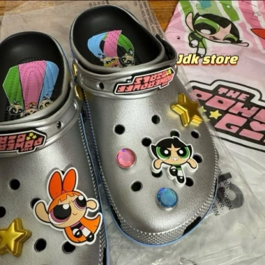 Dép Sục Crocss Powerpuff Girls Clog Silver - Giá chỉ 440.994₫ tại Jdk Store 1 Dép Sục Crocss Powerpuff Girls Clog Silver - Giá chỉ 440.994₫ tại Jdk Store 1