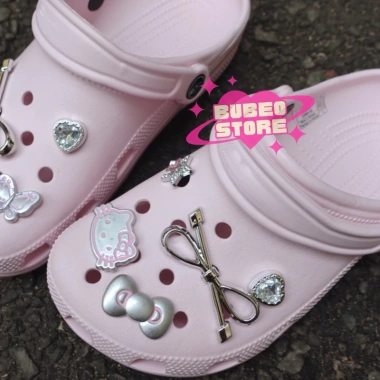 Dép Sục Đế Thấp Charm Nơ Kitty Mạ Bạc - Giá Ưu Đãi 269.999₫, Siêu Nhẹ & Bám Chắc