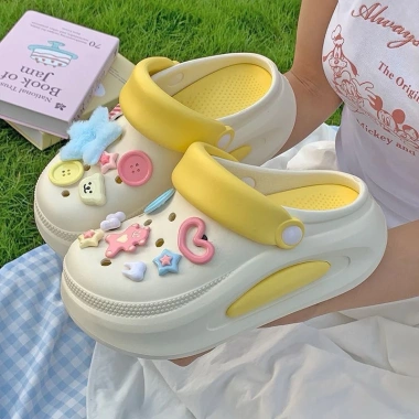 Dép Sục Hoả Tốc Đế Bánh Mì Viền Trơn Gắn Sticker Kẹo Ngọt Cheese Egg Cute - Chân Nữ Mềm Êm 169k