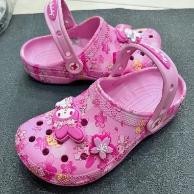Dép sục nữ AIKO KIDS Charm họa tiết hoạt hình màu hồng dịu, giá ưu đãi 380k