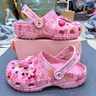 Dép sục nữ AIKO KIDS Charm họa tiết hoạt hình màu hồng dịu, giá ưu đãi 380k