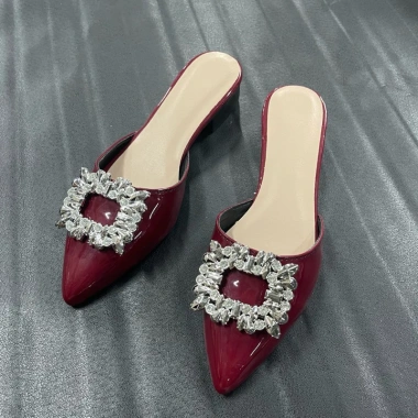 Dép sục nữ tone đỏ đô sang chảnh: Giá chỉ 79.000đ, chuẩn Tết