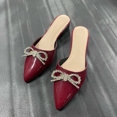 Dép sục nữ tone đỏ đô sang chảnh: Giá chỉ 79.000đ, chuẩn Tết