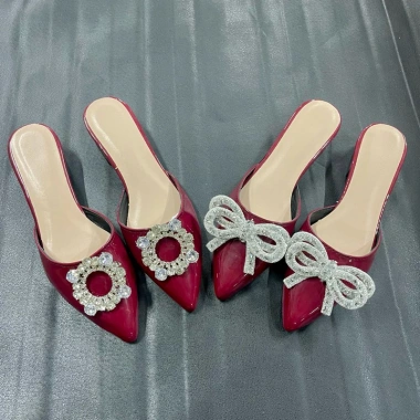 Dép sục nữ tone đỏ đô sang chảnh: Giá chỉ 79.000đ, chuẩn Tết