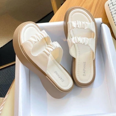 Dép thời trang nữ quai ngang bèo nhún đế 4cm - Xinh xỉu đi học chơi làm, giảm 18%