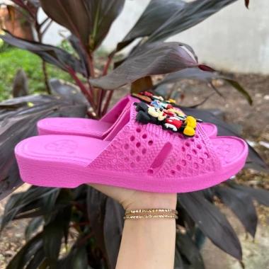 Dép tổ ong màu hồng gắn chuột Mickey lớn + 8 sticker nhỏ, siêu nhẹ VAC du lịch biển chỉ 120k
