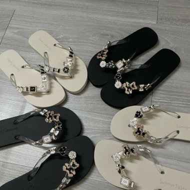 Dép tông gắn chàm mùa hè 2.024 - Siêu nhẹ, thoáng mát, giảm còn 55.000 VND, hàng hot, giá gốc 67.100 VND 3