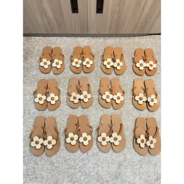 Dép tông nữ đính hoa kute - Đế kẹp chống trơn trượt, giá ưu đãi 180.000đ 2 Dép tông nữ đính hoa kute - Đế kẹp chống trơn trượt, giá ưu đãi 180.000đ 2