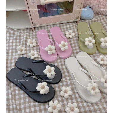 Dép tông xỏ ngón quai đục NGATODER gắn hoa viền gân nổi Xiu xinh, chỉ 68.000₫