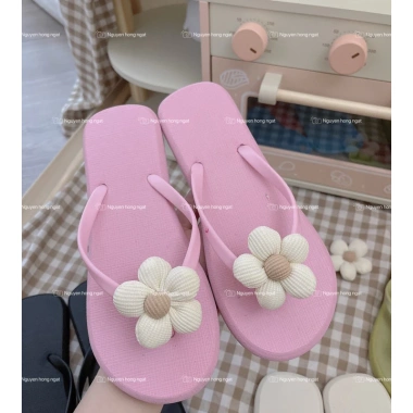 Dép tông xỏ ngón quai đục NGATODER gắn hoa viền gân nổi Xiu xinh, chỉ 68.000₫