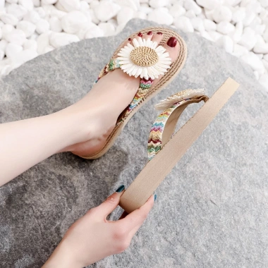 Dép xỏ ngón nữ giả cói hoa cúc cao 5cm và 3cm, đi biển siêu thích, giá 109k 3 Dép xỏ ngón nữ giả cói hoa cúc cao 5cm và 3cm, đi biển siêu thích, giá 109k 3