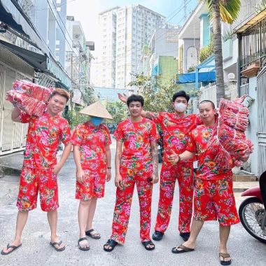 Đồ bộ nam nữ in Tiger Huda Larue - Sài Gòn - Bộ chúc Tết Đỏ size K1 chỉ 69.000₫