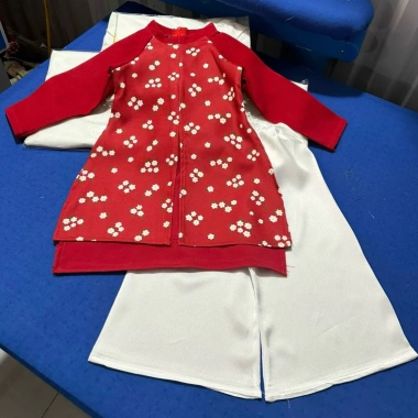 Đồ đôi mẹ và bé gái áo dài cách tân sét nhung 2 tà xinh xắn, duyên dáng kèm quần và bờm - Giảm giá hấp dẫn 6 Đồ đôi mẹ và bé gái áo dài cách tân sét nhung 2 tà xinh xắn, duyên dáng kèm quần và bờm - Giảm giá hấp dẫn 6