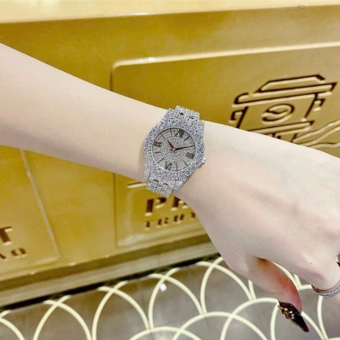 Đồng hồ nữ Chopar đá cao cấp – Thiết kế sang trọng, giá ưu đãi 239.000₫