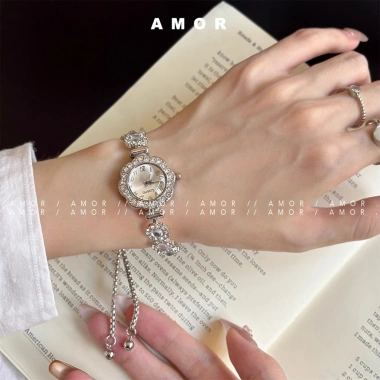 Đồng hồ nữ cổ điển dây rút hoa full zircon - Phụ kiện thời trang giá 104.666 VND 3 Đồng hồ nữ cổ điển dây rút hoa full zircon - Phụ kiện thời trang giá 104.666 VND 3