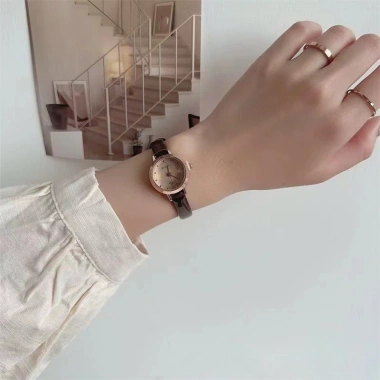 Đồng hồ nữ cổ điển phong cách văn học, mặt số nhỏ thạch anh, giá ưu đãi 66.000₫ 3 Đồng hồ nữ cổ điển phong cách văn học, mặt số nhỏ thạch anh, giá ưu đãi 66.000₫ 3
