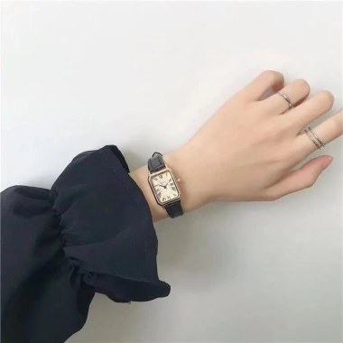 Đồng hồ nữ dây da cao cấp mặt vuông chữ số La Mã M1 – Giá ưu đãi 64.350₫