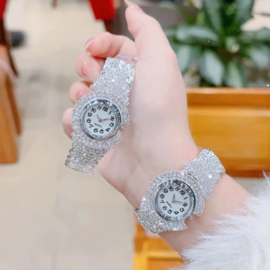 Đồng Hồ Nữ Đính Đá Full Bắt Sáng Kiểu Lắc C Sang Trọng, Tinh Tế - Giảm Giá 2 Đồng Hồ Nữ Đính Đá Full Bắt Sáng Kiểu Lắc C Sang Trọng, Tinh Tế - Giảm Giá 2