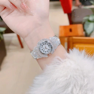 Đồng Hồ Nữ Đính Đá Full Bắt Sáng Kiểu Lắc C Sang Trọng, Tinh Tế - Giảm Giá 5 Đồng Hồ Nữ Đính Đá Full Bắt Sáng Kiểu Lắc C Sang Trọng, Tinh Tế - Giảm Giá 5