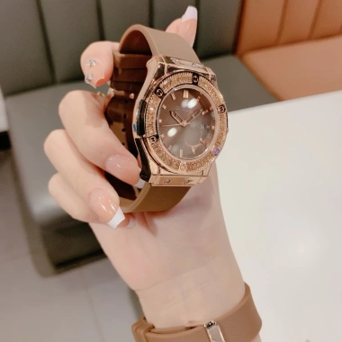 Đồng Hồ Nữ Gossie Viền Đá Ruby Dây Silicon Dễ Điều Chỉnh Phù Hợp Mọi Size Tay - Giá 150k
