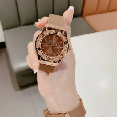 Đồng Hồ Nữ Gossie Viền Đá Ruby Dây Silicon Dễ Điều Chỉnh Phù Hợp Mọi Size Tay - Giá 150k