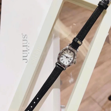 Đồng hồ nữ Julius dây da bản số La Mã thời thượng - 130.000₫ (giảm từ 158.600₫) 4 Đồng hồ nữ Julius dây da bản số La Mã thời thượng - 130.000₫ (giảm từ 158.600₫) 4