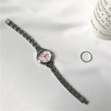 Đồng hồ nữ mini mặt số nhỏ cổ điển đa năng Giá ưu đãi 71.105₫ 8 Đồng hồ nữ mini mặt số nhỏ cổ điển đa năng Giá ưu đãi 71.105₫ 8