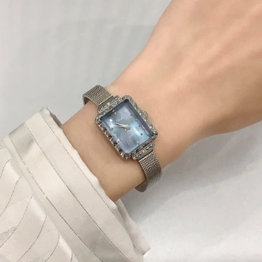 Đồng hồ nữ thời trang sang trọng GEDI mới dây lưới mặt vuông thạch anh chống nước - Quà tặng ưu đãi 223k 4 Đồng hồ nữ thời trang sang trọng GEDI mới dây lưới mặt vuông thạch anh chống nước - Quà tặng ưu đãi 223k 4