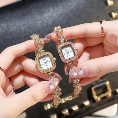 Đồng hồ thời trang nữ DZG D4 mặt vuông 4 cườm, dây kim loại hot - Giá 33.000₫