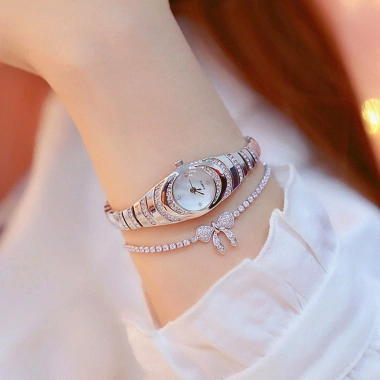 Đồng hồ vòng tay thép không gỉ vàng bạc, họa tiết bướm đính kim cương, giá ưu đãi cho nữ 7 Đồng hồ vòng tay thép không gỉ vàng bạc, họa tiết bướm đính kim cương, giá ưu đãi cho nữ 7