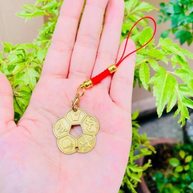 Đồng Xu Màu Cổ Hoa Mai 5 Cánh 3cm Kèm Dây Treo May Mắn - Rước Tài Lộc Giá 6.360đ