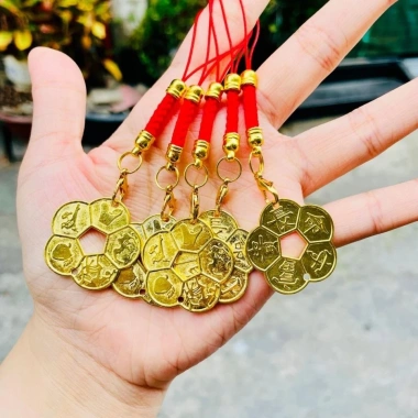 Đồng Xu Màu Cổ Hoa Mai 5 Cánh 3cm Kèm Dây Treo May Mắn - Rước Tài Lộc Giá 6.360đ