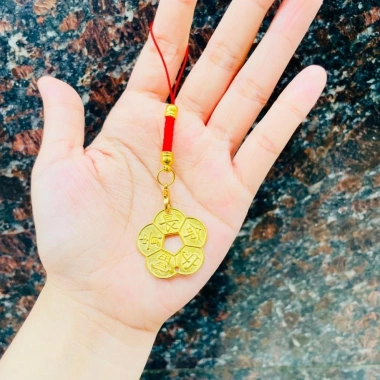 Đồng Xu Màu Cổ Hoa Mai 5 Cánh 3cm Kèm Dây Treo May Mắn - Rước Tài Lộc Giá 6.360đ