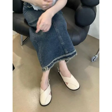 Giày quai hậu nữ sandal đế cao 2cm bít mũi da mềm đi chơi Hàn Quốc MS36 189.000₫ 10 Giày quai hậu nữ sandal đế cao 2cm bít mũi da mềm đi chơi Hàn Quốc MS36 189.000₫ 10