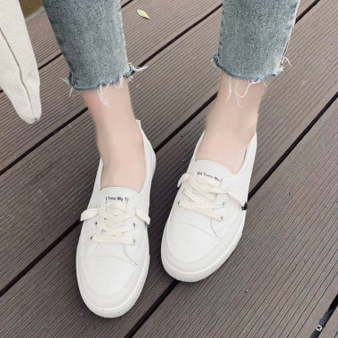 Giày Slip On Dây Buộc Rút Trắng Da PU - Kiểu Đơn Giản, Giá 106.770 VND, Giảm 22%