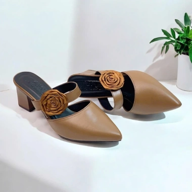 Giày sục cao gót vuông 3p-7p bít mũi da mềm quai ngang kết hoa hồng - Phom nhỏ chân đầy đôn size BM140 7 Giày sục cao gót vuông 3p-7p bít mũi da mềm quai ngang kết hoa hồng - Phom nhỏ chân đầy đôn size BM140 7