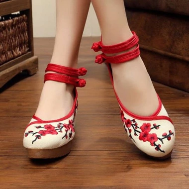 Giày thêu đào trắng cổ trang – giày Tết, mang áo dài, thêu hoa, chỉ 200.000 VND (giá gốc 256.000 VND)
