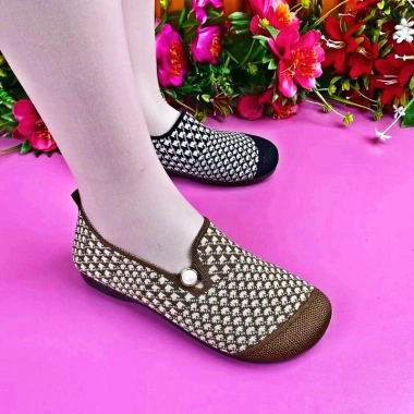 Giày Vải Nữ Slip on Bắc Kinh Thoáng Khí Đơn Đế Mềm Chống Trượt Giá giảm 181.978 VND
