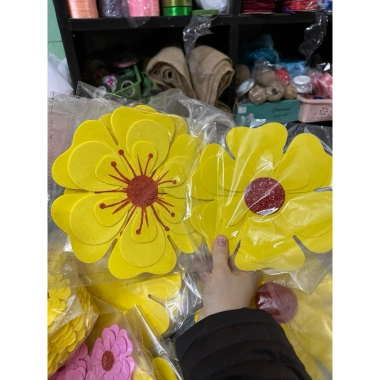 Gói hoa mai xốp trang trí cửa kính văn phòng - Đẹp Tết, giá chỉ 6.000 VND