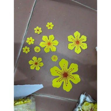 Gói hoa mai xốp trang trí cửa kính văn phòng - Đẹp Tết, giá chỉ 6.000 VND