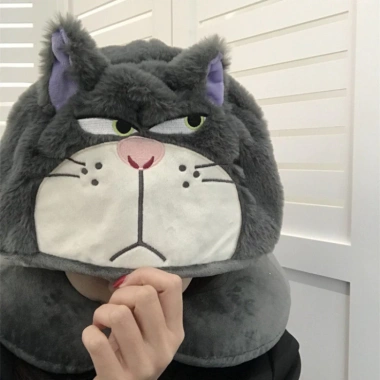 Gối U mèo Lucifer mắt xếch ngộ nghĩnh có mũ – Kê cổ du lịch, ô tô, ngủ 133.000₫
